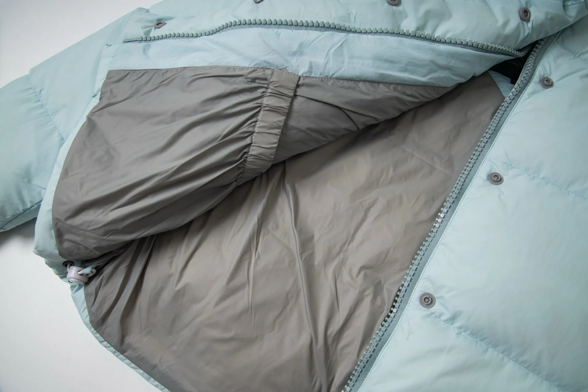 P770 model number: G124 Canada Goose PASTELS series new Parker couple's hooded down jacket 1️⃣The fabric is made of soft EnduraLuxe fabric, which enhances the durability of easy-to-wear parts, is lightweight and durable; the inner liner is made of anti-velvet gallbladder, which is comfortable and soft without velvet. It has a detachable hood, can be adjusted in two directions, and is also filled with down, which brings greater softness and wrapping around the head and neck, and is full of warmth. This parka features white trim on the back and sides, and the hardware locks are all original and custom-made to match the muted fabric color. Goose label: The official website’s new series of silicone material labels, non-embroidery labels. 2️⃣It is very youthful and energetic, and can be easily worn by both men and women. It is very in line with the fashion aesthetic concepts of today's young people! 3️⃣ A full set of customized accessories, complete with three standards, same style for men and women, a must-have for couples! Color: black, white, pink, stone gray, water-soluble blue Size: XS, S, M, L